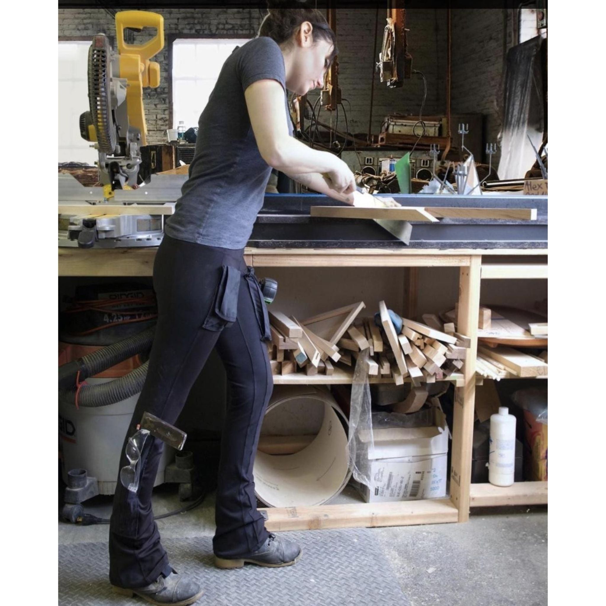 Tradeswomen stretch workpants with adjustable pockets