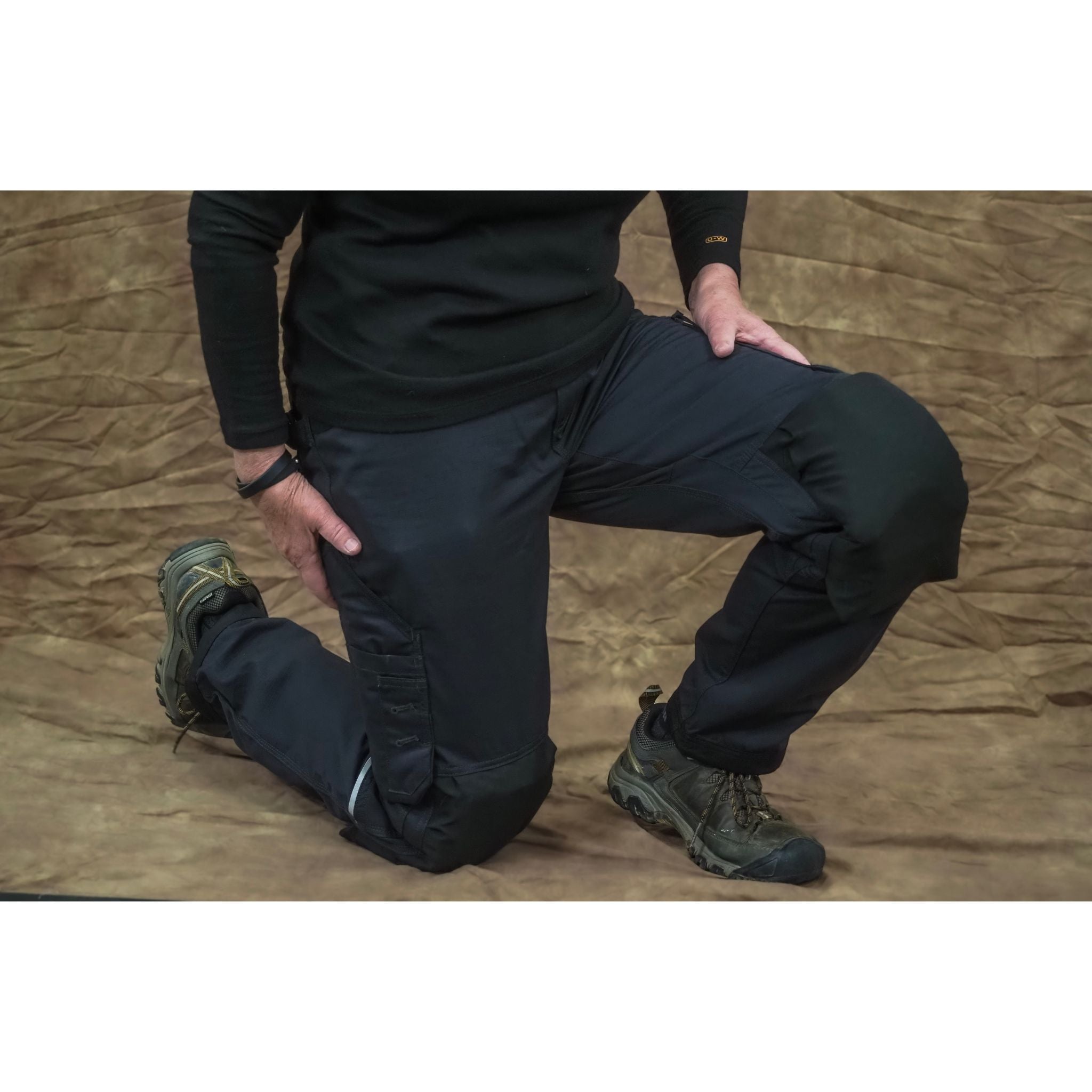 Removable kneepads in ripstop pants knee pockets